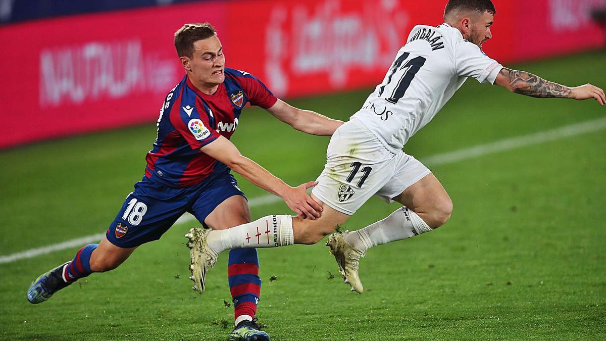 De Frutos comete falta sobre Javi Galán, en el Levante UD-SD Huesca (0-2) del viernes.  | F. CALABUIG