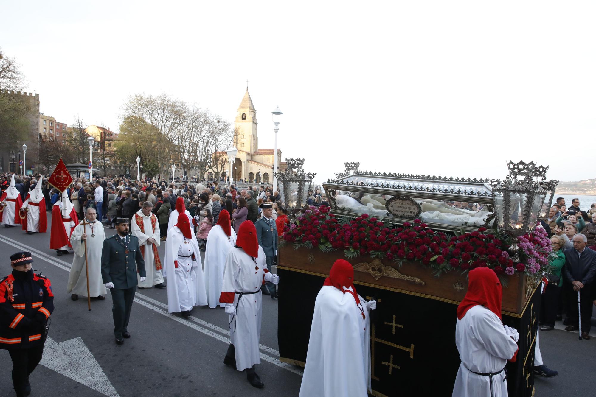 En imágenes: Procesión del Santo Entierro del Viernes Santo en Gijón