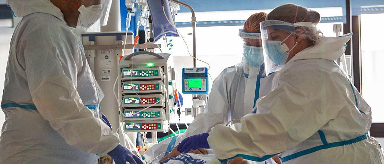 En la UCI del Hospital Can Misses hay seis enfermos de covid en tratamiento. | VICENT MARÍ