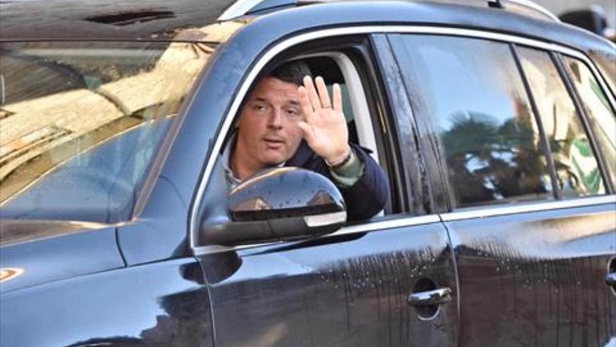 Renzi saluda desde su coche, ayer, en Pontassieve.