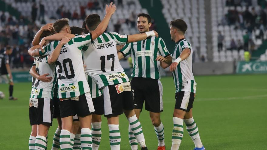Los jugadores del Córdoba CF celebran el cuarto gol, obra de Willy, en El Arcángel ante el Cacereño.