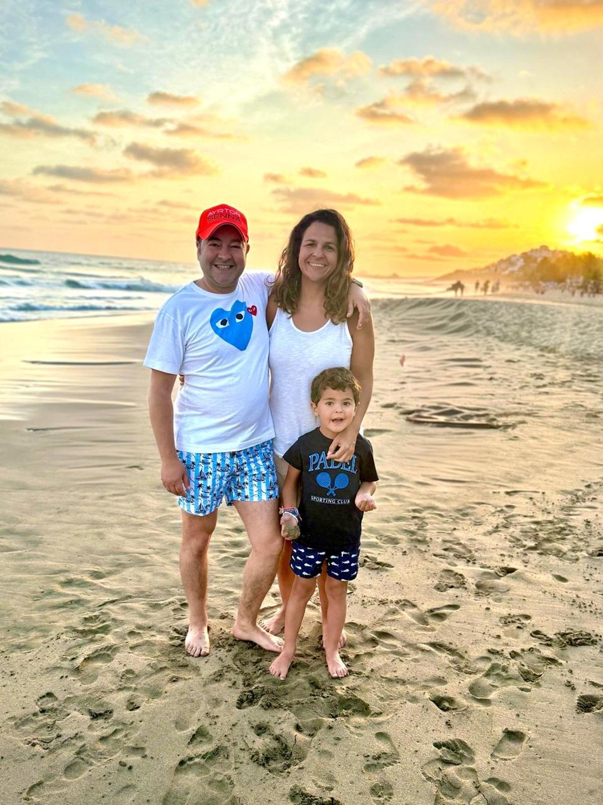 Pedrón, con su mujer, Pilar Ibarra y su hijo, Santiago, en las playas de Ixtapa (México).