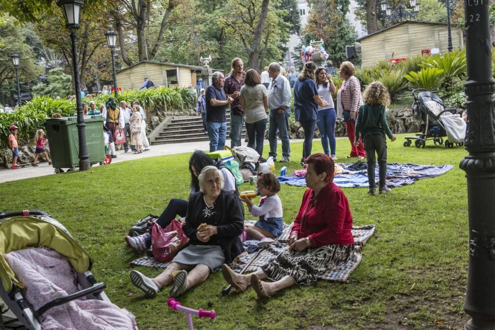 Multitudinario reparto del bollo en San Mateo