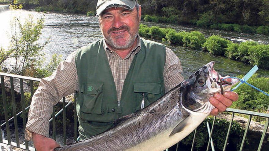 Manuel Rodríguez Buela, con el salmón que ayer capturó en aguas del río Ulla.  // Bernabé/Luismi