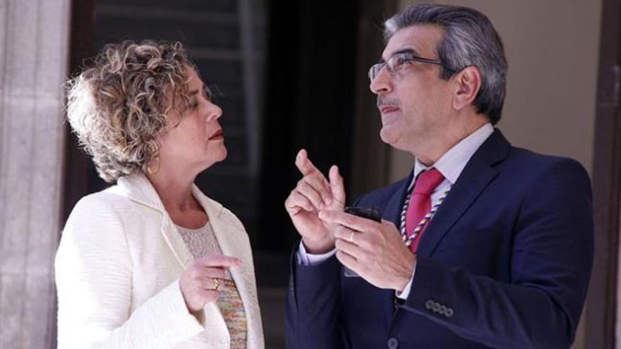 La diputada de CC por Gran Canaria, María del Mar Julios, junto al presidente de Nueva Canarias, Román Rodríguez. | acfi press