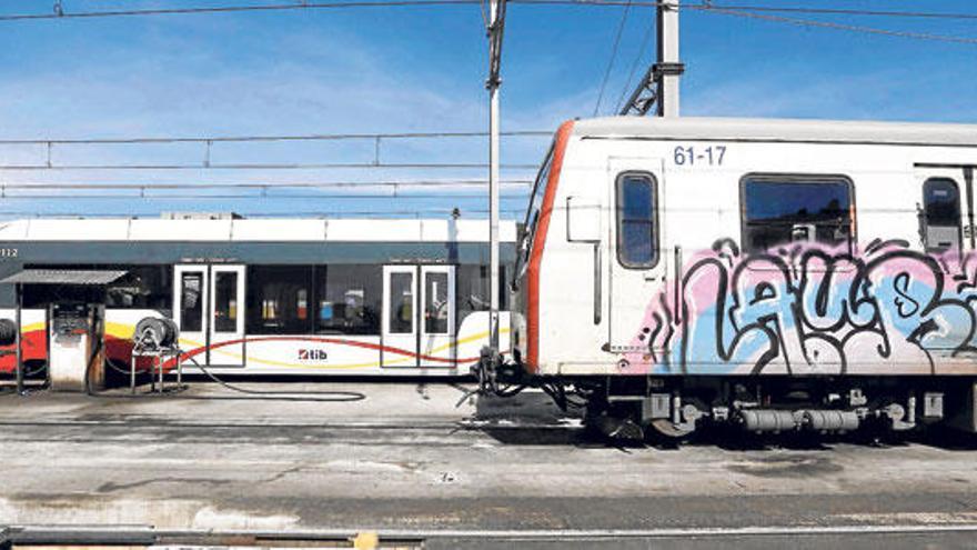 Vagones de tren de Serveis Ferroviaris de Mallorca cubiertos con grafitis.