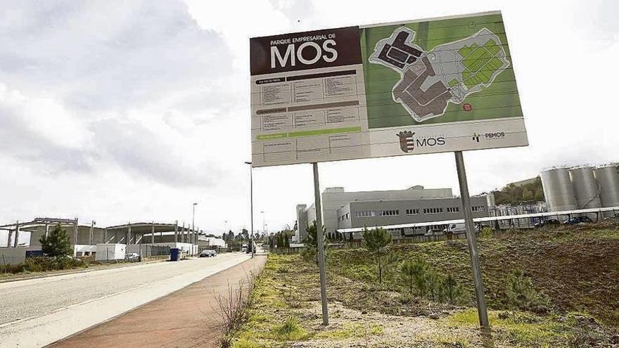 Entrada al polígono de A Veigadaña en Mos, donde se implantará Benteler con una 2ª planta. // R. Grobas