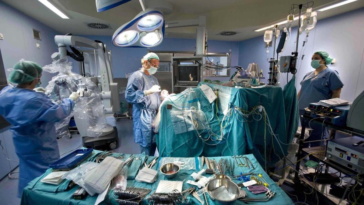 Una intervención en el hospital de Alzira durante sus primeros años en funcionamiento.