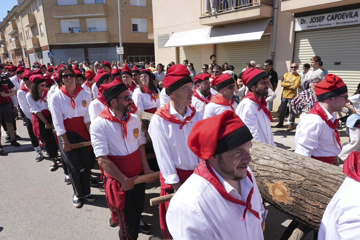 Les imatges de la plantada de l'arbre de Maig i del ball del Cornut de Cornellà del Terri Les imatges de la plantada de l'arbre de Maig i del ball del Cornut de Cornellà del Terri