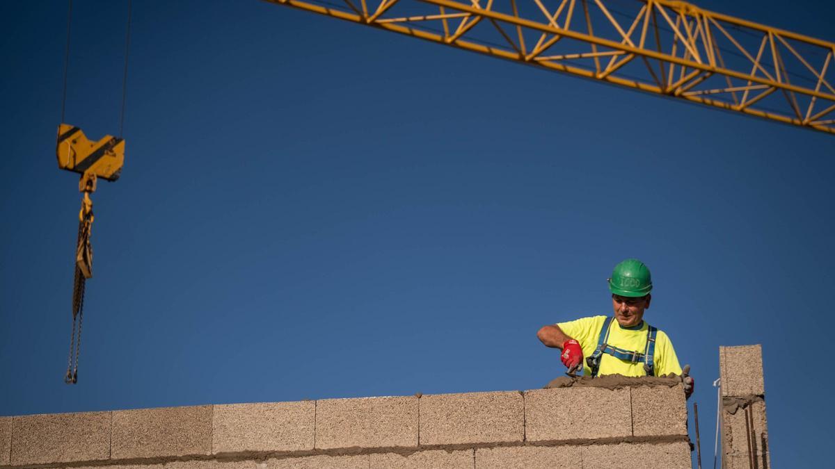 Un operario trabaja en una obra de construcción de viviendas sociales en Santa Cruz de Tenerife.