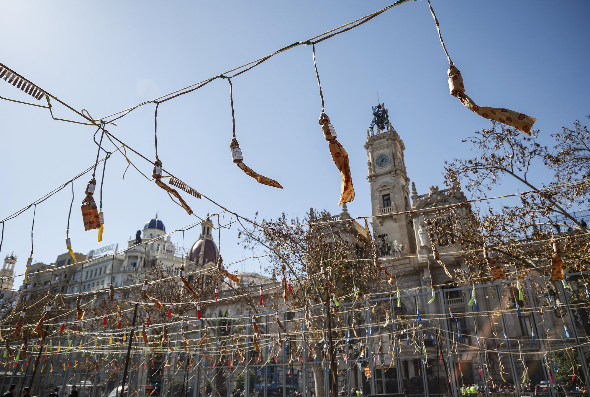 La Plaza del Ayuntamiento de Valencia, minutos antes del lanzamiento de la primera mascletà de las Fallas 2022.