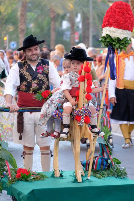 Los festeros aprovechan la Ofrenda para protestar contra la violencia de género con flores y lazos morados