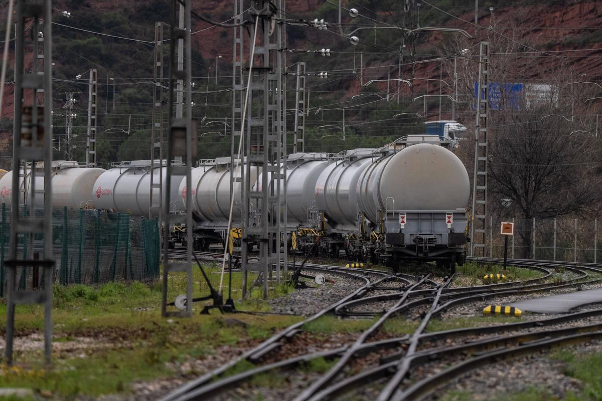 MARTORELL 27/01/2026 Sociedad Trenes de mercancías de carga pesada parados en las puertas de las fabricas en Martorell debido a los parones en las vias. Foto de Zowy Voeten/ El Periódico