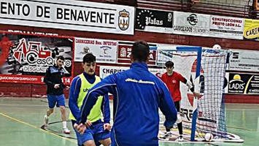 Los jugadores del cuadro benaventano, en pleno entrenamiento.