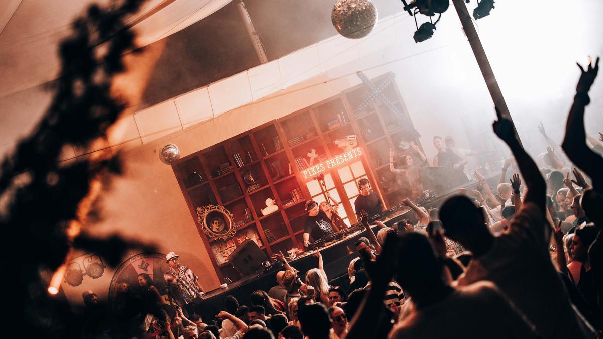 La fiesta de Pikes en 528 Ibiza