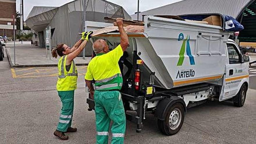 Operarios del servicio del puerta a puerta de papel y cartón.