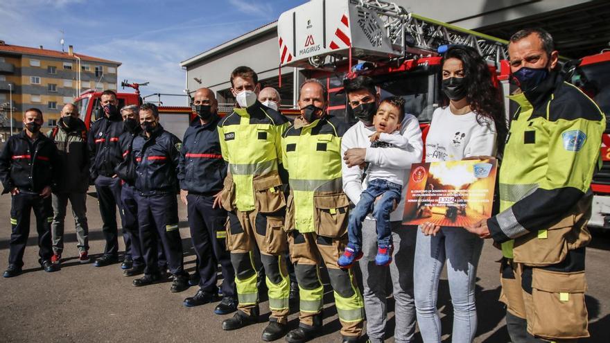 Los bomberos cacereños se unen por el pequeño Luis