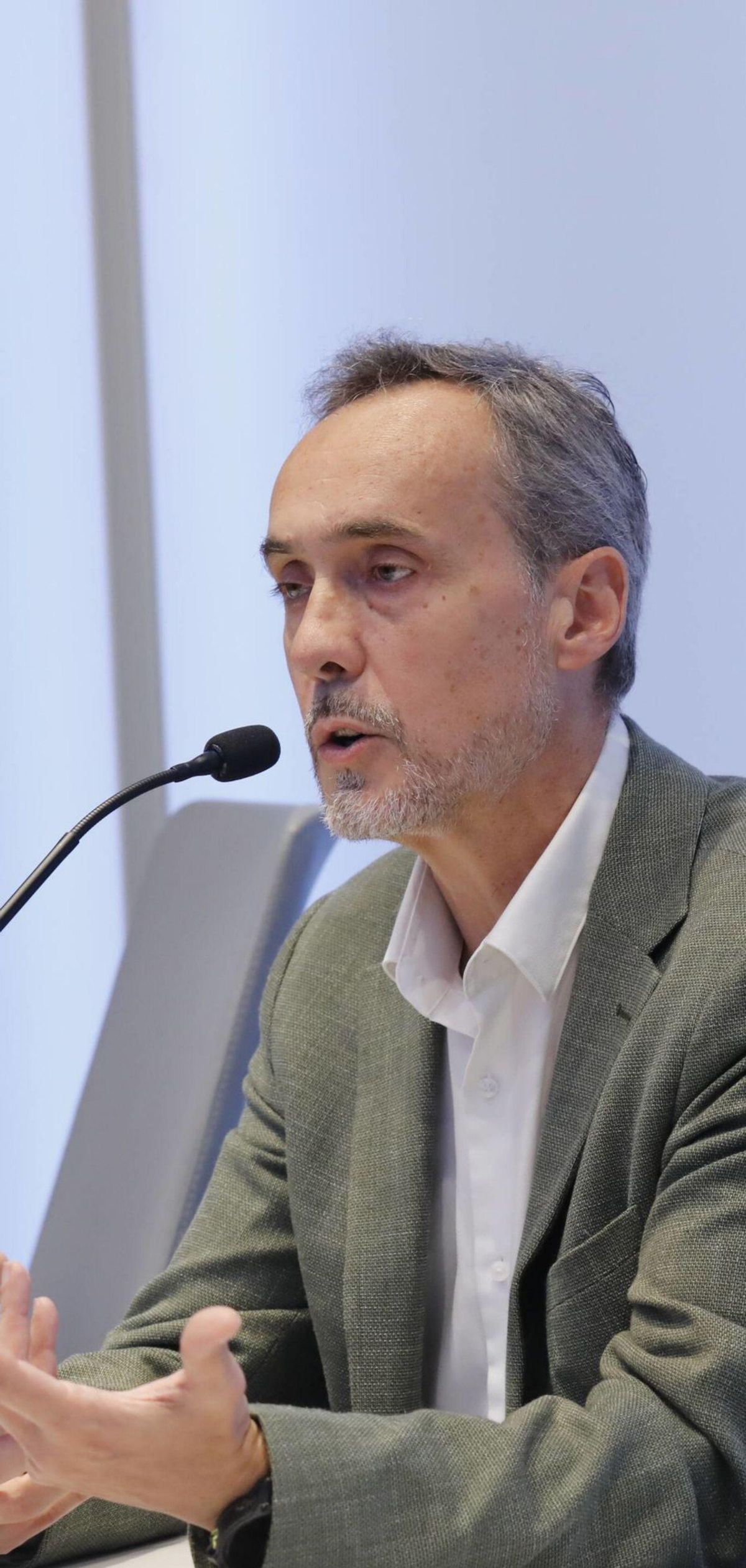 Carlos García Fernández, ayer, durante su intervención. | FERNANDO RODRÍGUEZ