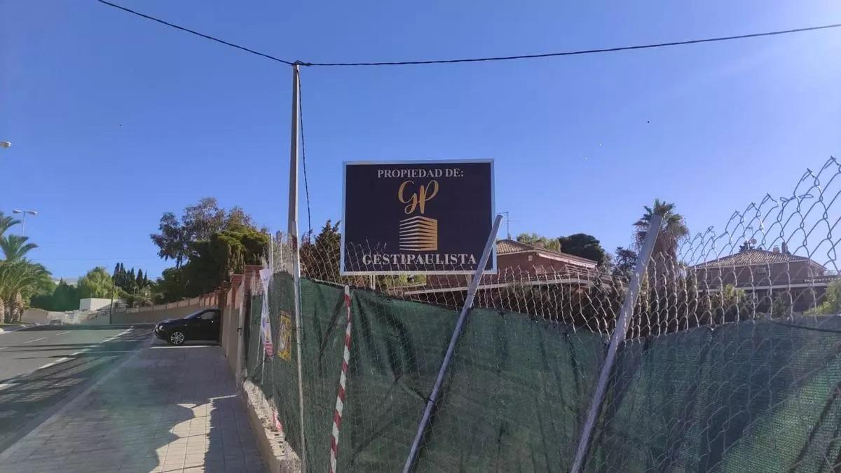 El cartel que ha colocado la mercantil Gestipaulista S.L. en el terreno en disputa, ubicado en la avenida Costa Blanca, 50 de Alicante.