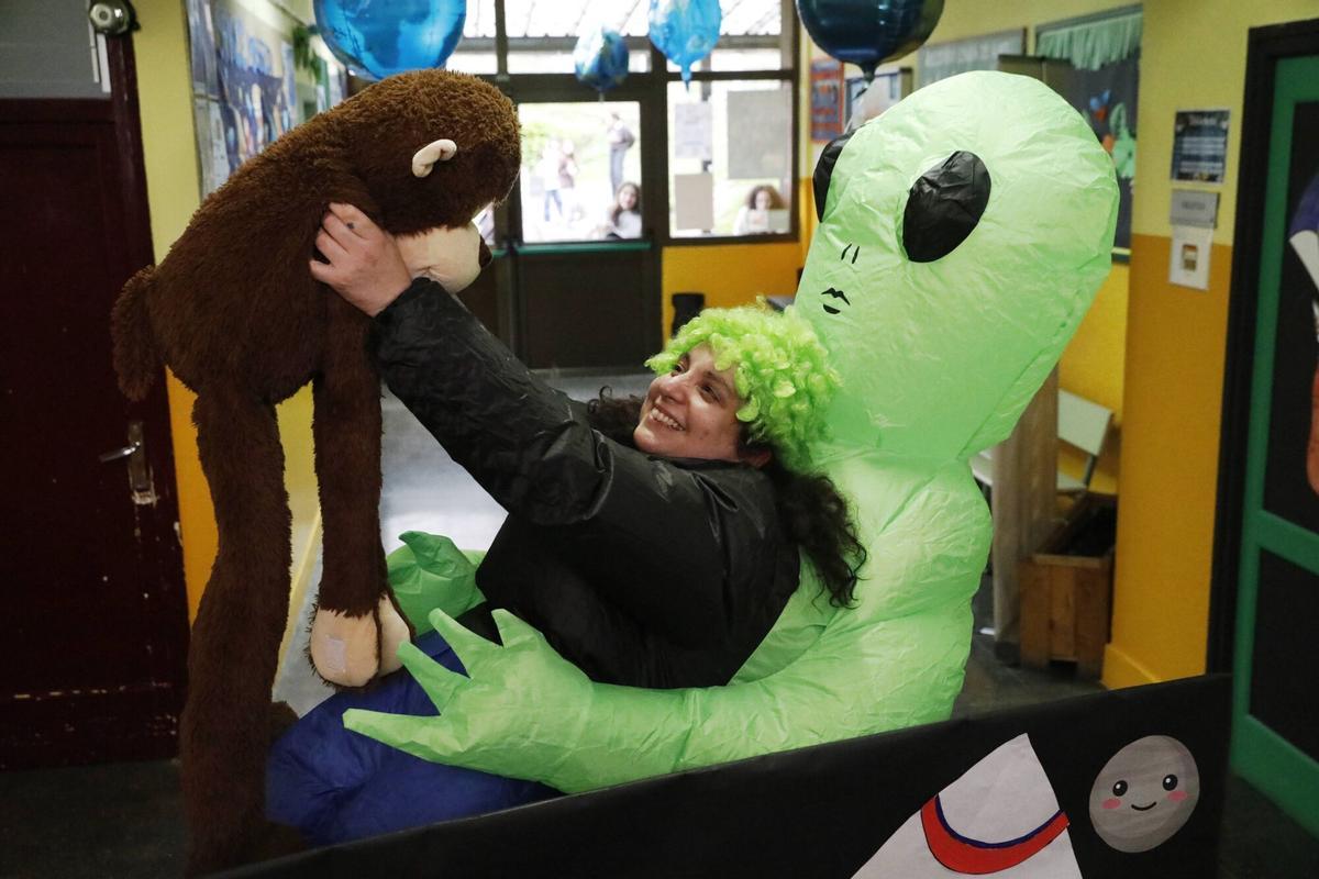 Sonia Castillo ayudada por el mono "Matías" para evitar ser abducida por un extraterrestre.