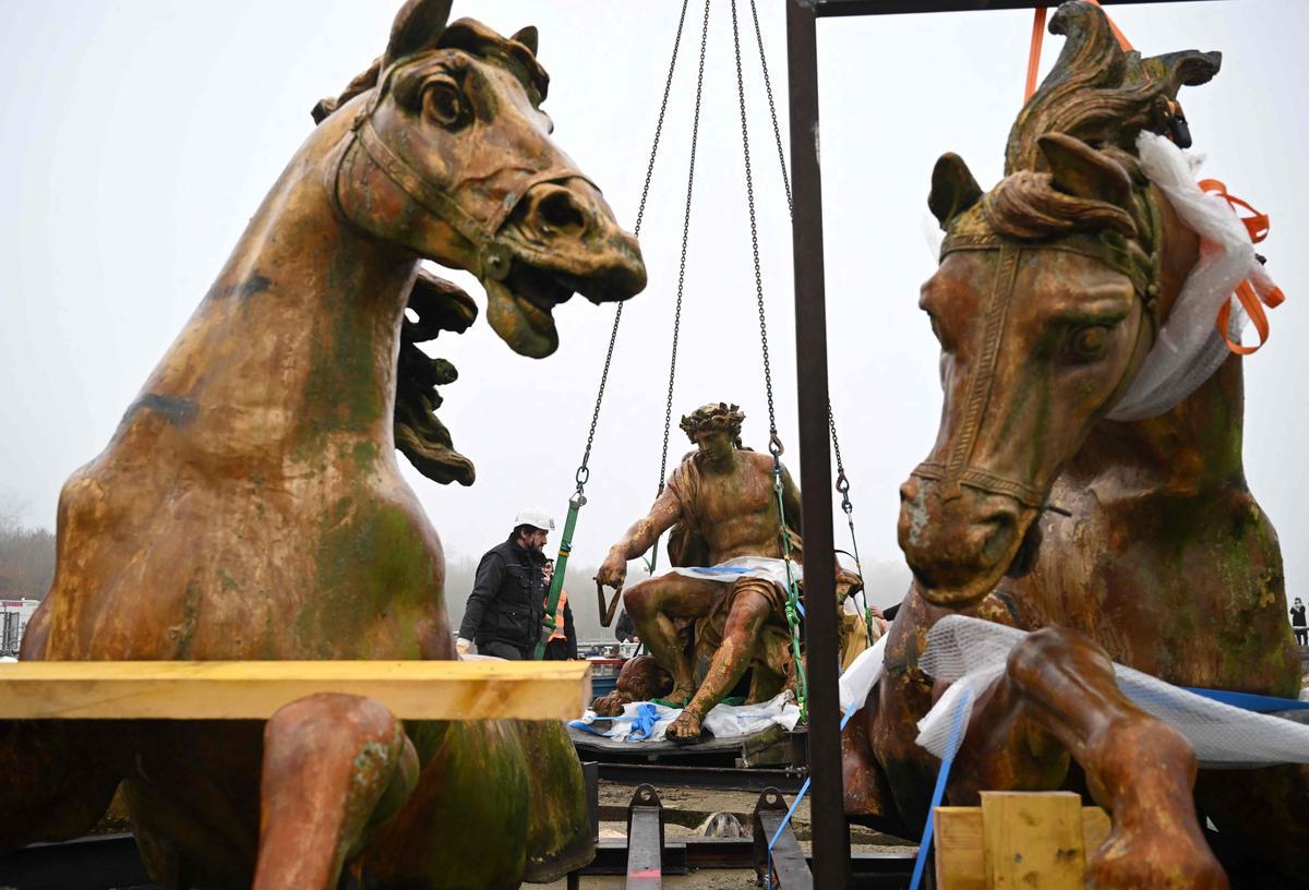 La escultura de Apolo en su Carro tras la restauración vuelve al castillo de Versalles, en las afueras de París