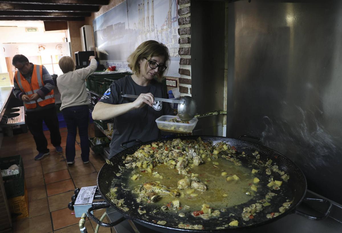 Valencia VLC El Puchero, entidad que reparte comida ante la falta de comedores sociales