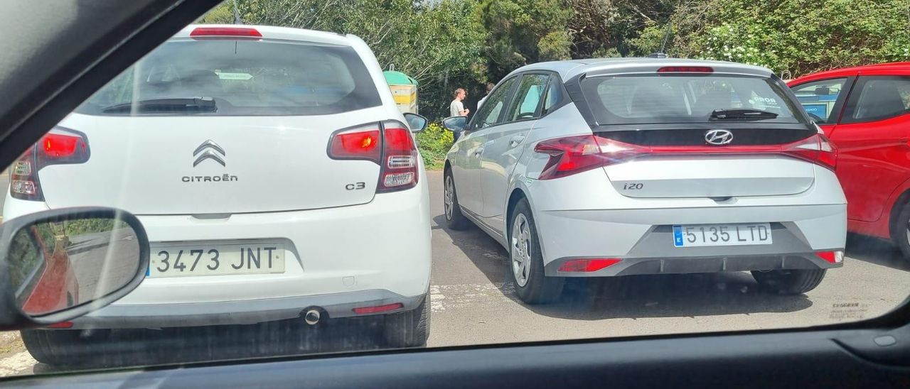 Coches estacionados en un cruce y en batería impiden casi a diario el paso a Afur y Roque Negro.