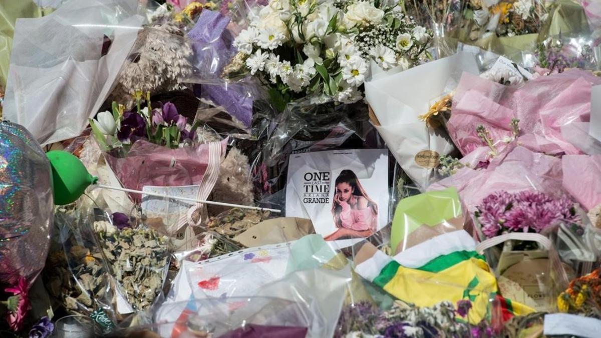 Una foto de Ariana Grande en el homenaje a las víctimas del atentado del Manchester Arena.