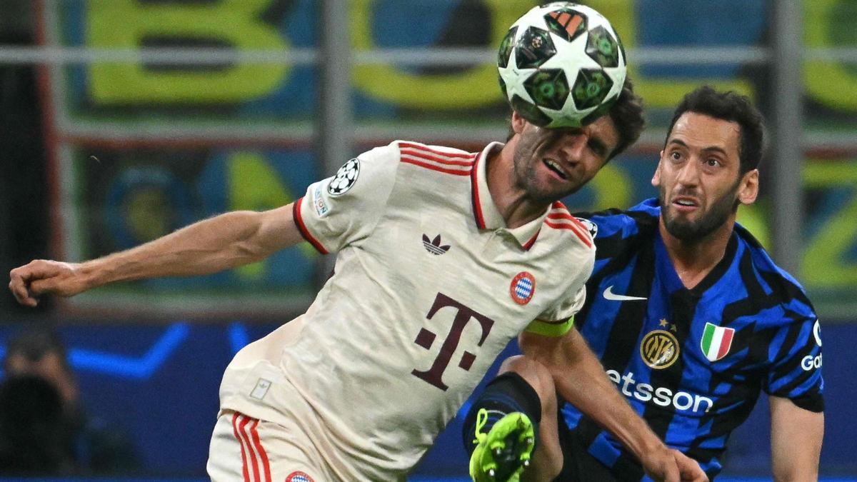 Müller, el jugador del Bayern, pelea con Çalhanglou, el centrocampista del Inter, en el duelo de Milán.