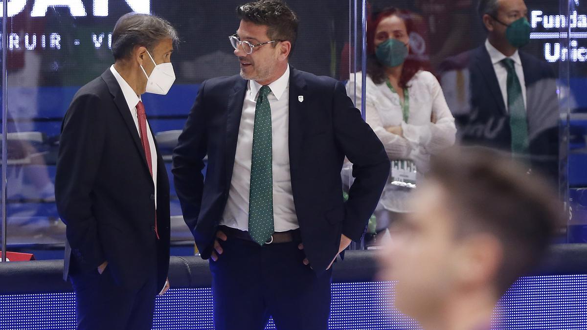 Luis Casimiro y Fotis Katsikaris se saludan antes del partido