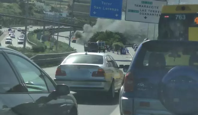 Arde un coche en la Circunvalación