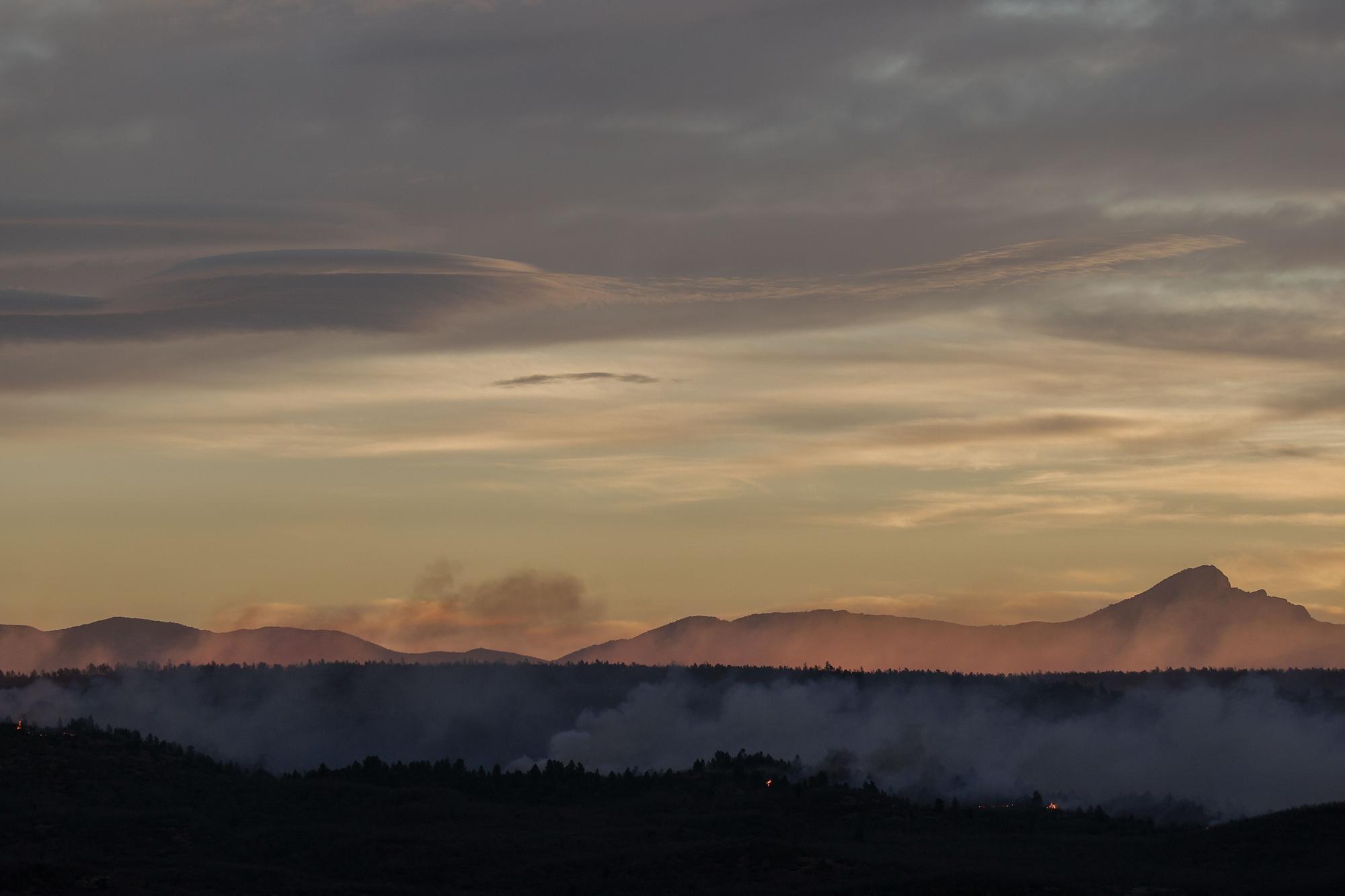 Medios aéreos y terrestres intentar frenar el avance del incendio de Viver