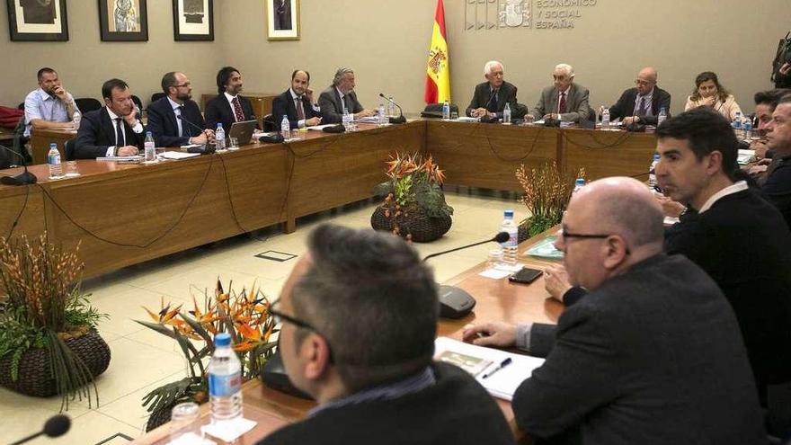 Representantes del Gobierno, sindicatos y patronal, reunidos en la sede del CES el pasado día 22.  // S. Donaire