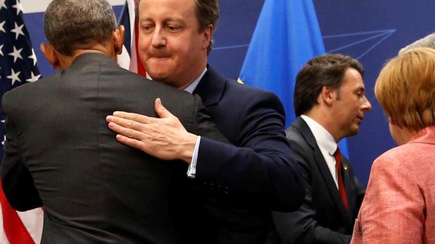 Obama (de espaldas) y David Cameron, despidiéndose.