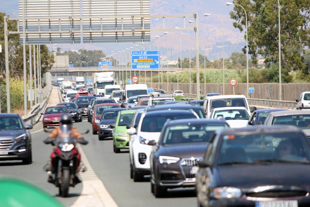 Un incendio en Torremolinos corta la A-7 y colapsa la MA-20