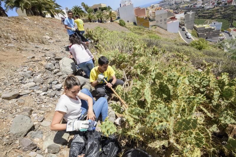 Pablo Rodríguez y María Fernández participan el domingo en el reto #TrashtagChallenge. A través de esta iniciativa viral que busca eliminar la basura del medio ambiente, se limpiarán las laderas de Capellanías, Lugarejo, Albiturria y Lomo La Cruz.  | 14/04/2019 | Fotógrafo: Tony Hernández