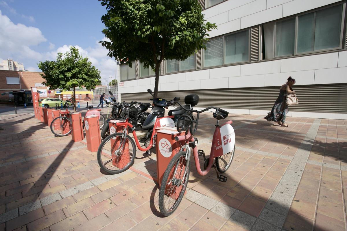 Bancadas de bicicletas públicas en el centro de la ciudad de Murcia.
