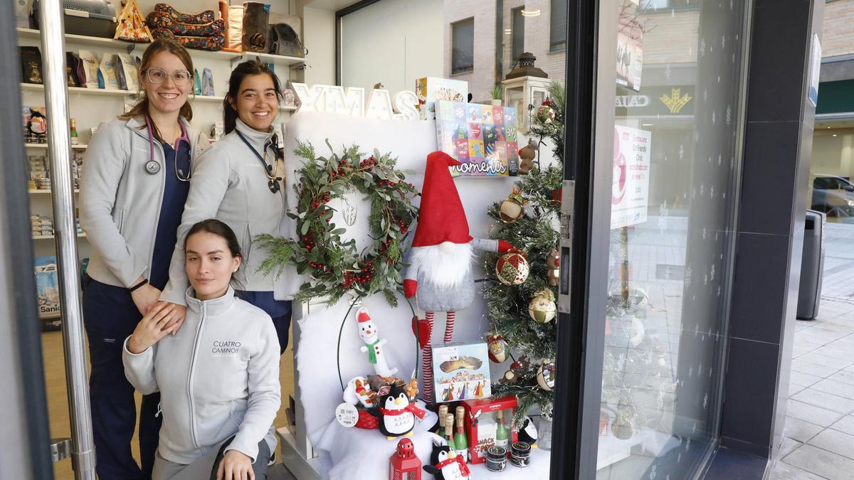 VÍDEO: Los comercios de La Calzada animan la Navidad con sus escaparates de concurso