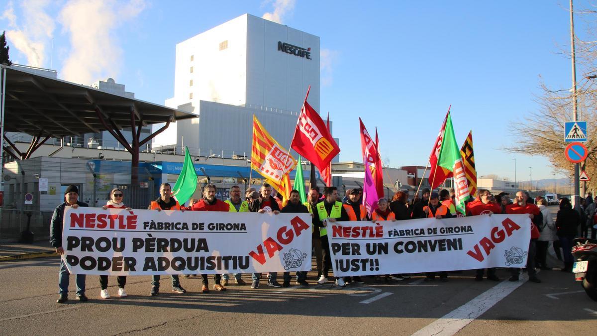 La plantilla de Nestlé Girona concentrada davant la fàbrica de Girona per reclamar desbloquejar la negociació del conveni