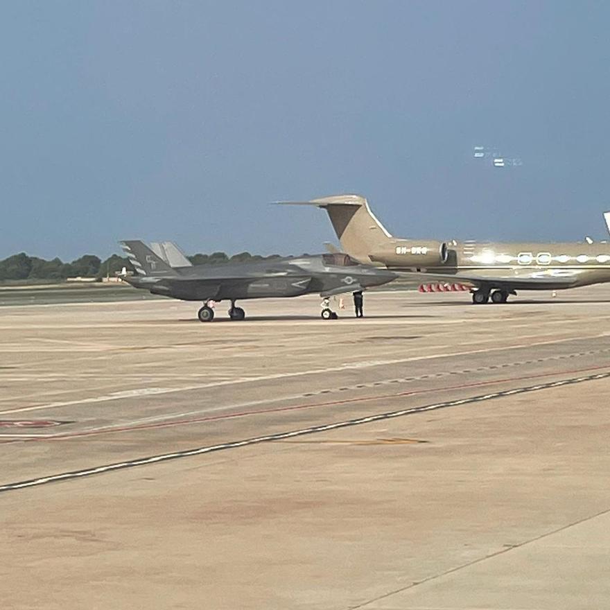 Un caza F35 aterriza de emergencia en Ibiza