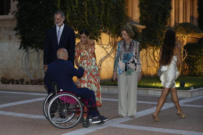 Los Reyes reciben en el Palacio de Marivent a autoridades y representantes de la sociedad balear