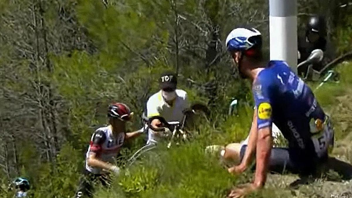 Varios ciclistas tratan de recuperarse tras caer por un desnivel en la 13ª etapa.