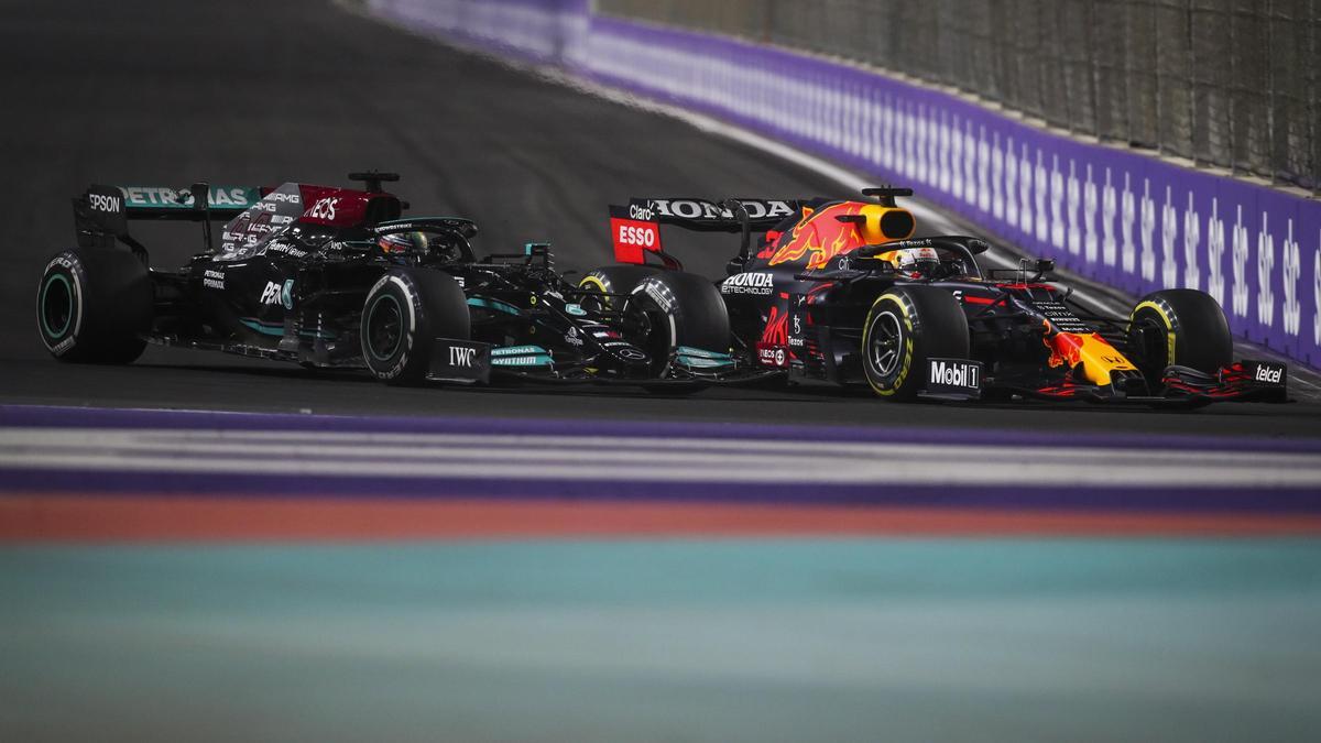 Verstappen y Hamilton durante el Gran Premio de Arabia Saudí 2021.