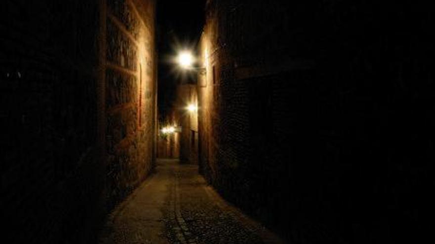 Un callejón de aspecto misterioso en Toledo.