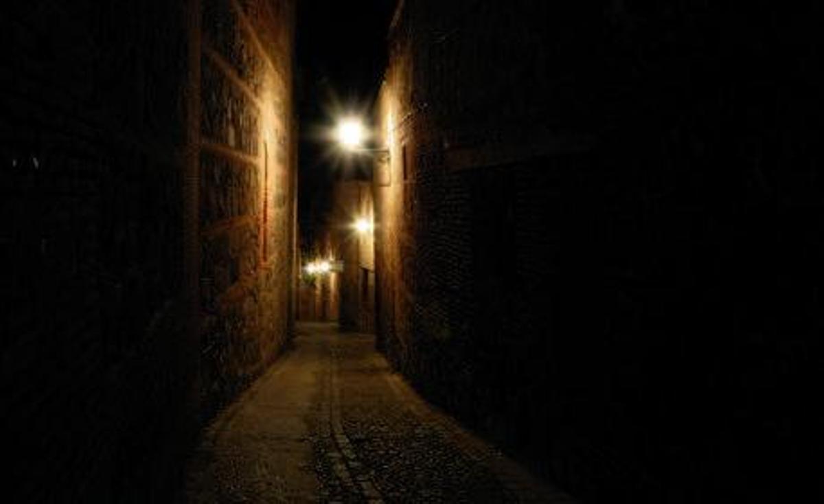 Un callejón de aspecto misterioso en Toledo.