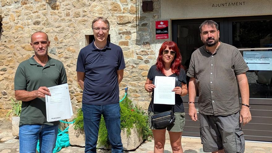 El diputat de la CUP Dani Cornellà i la regidora de Sant Martí Vell Sílvia Martínez davant l'ajuntament.