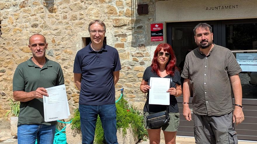 El diputat de la CUP Dani Cornellà i la regidora de Sant Martí Vell Sílvia Martínez davant l'ajuntament.