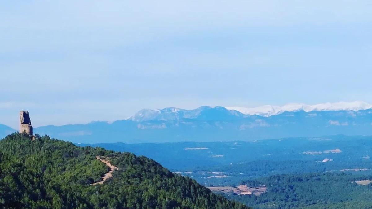 La Torre del Moro i el Pirineu amb neu.