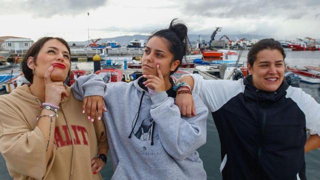 Integrantes de Tanxugueiras en el muelle de Vilaxoán.