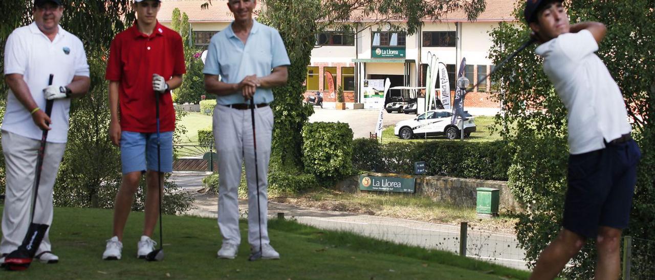 Mateo Urones Vázquez, finalizando el golpe desde el tee del hoyo 10 observado, desde la izquierda, por Luis García-Conde Urquijo, Nicolás Vallaure Antón y Javier Larrinaga de Luis. | Benjamín Lebrato